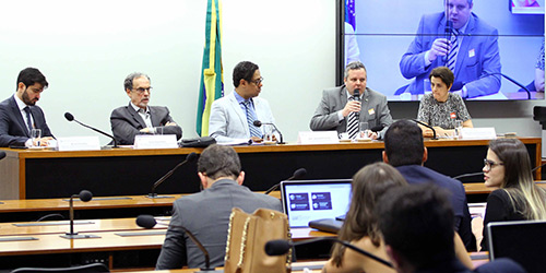 Para debatedores, reforma trabalhista levou a demissões em massa em faculdades